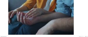 Deux mains qui se touchent doucement, illustrant le contact confirmé en haptopsychothérapie