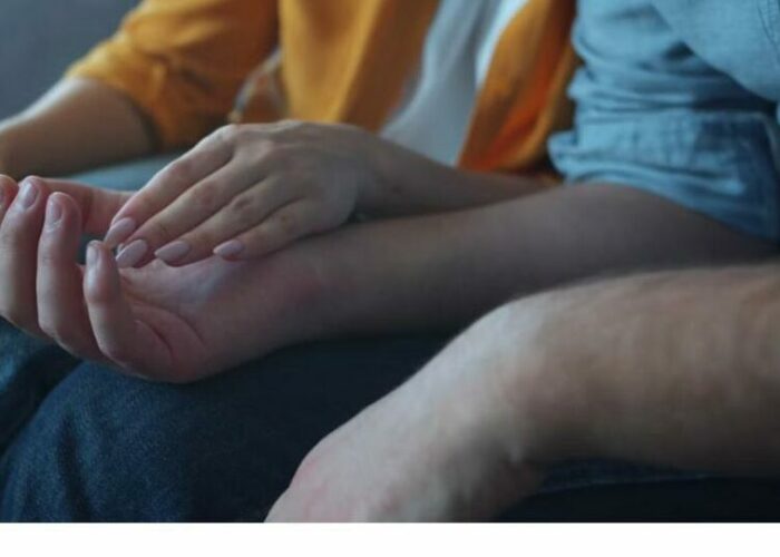 Deux mains qui se touchent doucement, illustrant le contact confirmé en haptopsychothérapie