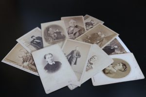 Photographies anciennes en noir et blanc de portraits de famille, évoquant les souvenirs transmis entre générations