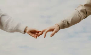 Deux mains qui s'avancent l'une vers l'autre, image de la confiance à reconstruire dans un couple