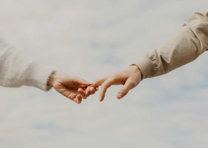 Deux mains qui s'avancent l'une vers l'autre, image de la confiance à reconstruire dans un couple